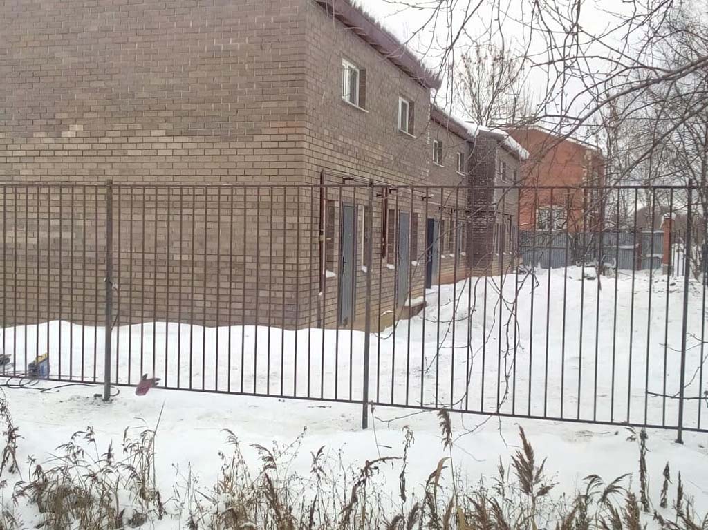 недорогой забор из профилированной трубы и металлических прутьев