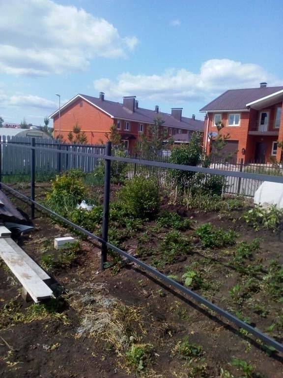 стальной каркас для еврозабора на круглых столбах из труб