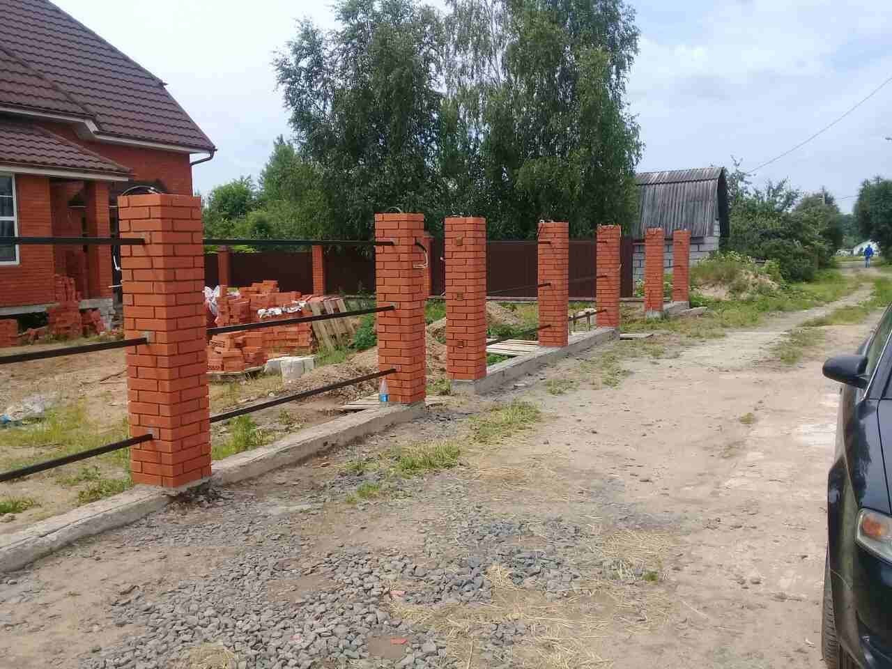 кирпичные столбы на ленточном фундаменте