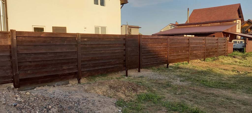 забор из дерева для дачного участка с калиткой